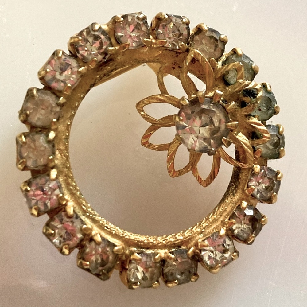 BROOCH PIN ANTIQUE FLOWER • Faceted Crystals • Circle • Lovely Flower • Goldtone